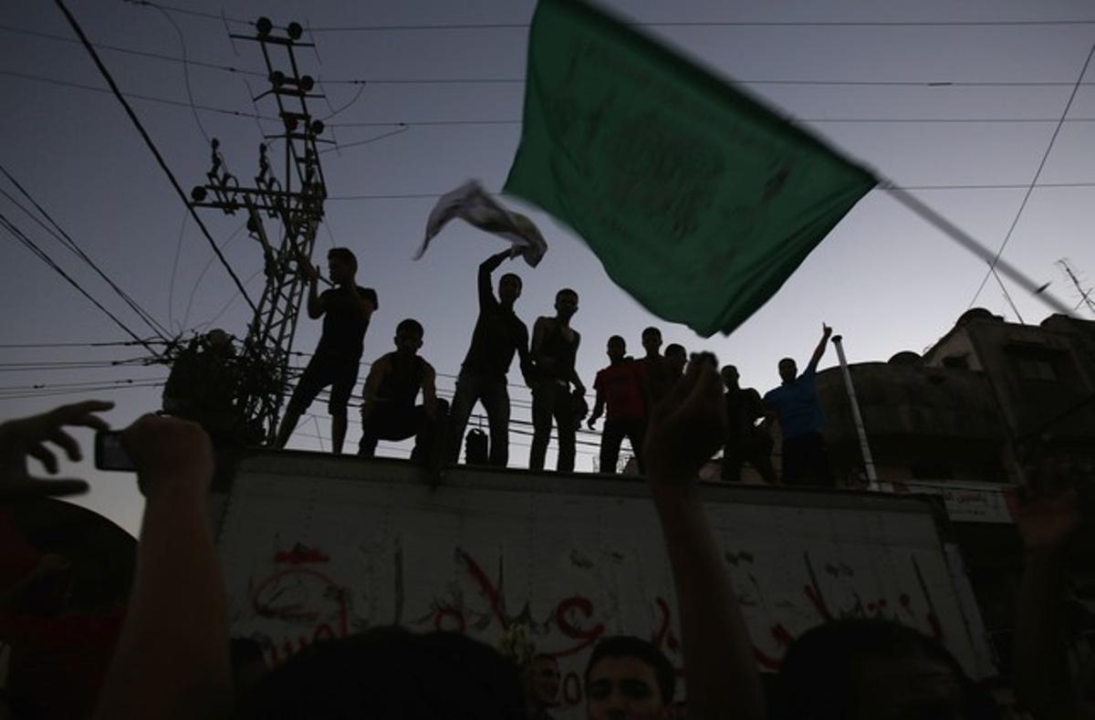 Palestinos ondeando la bandera de Hamas 