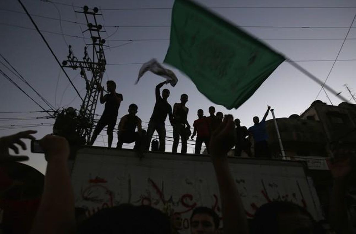 Palestins onegen la bandera de Hamàs.