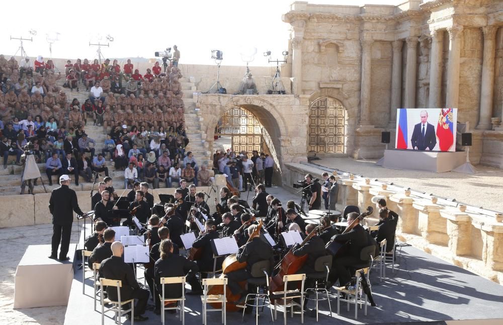 La Orquesta Sinfónica de San Petersburgo ha dado este jueves un concierto en el anfiteatro romano de la ciudad antigua de Palmira para celebrar el desminado de estas ruinas sirias.