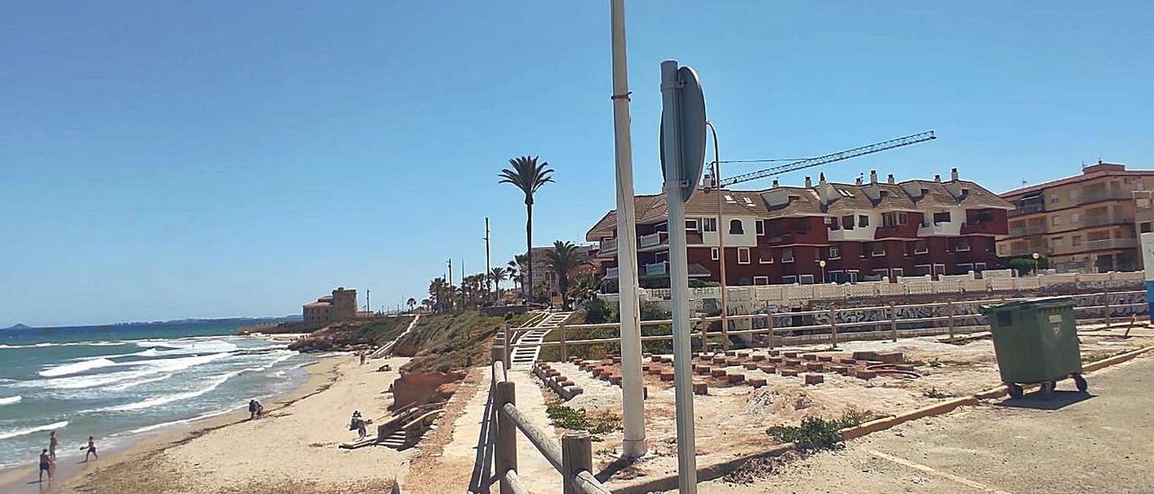 En el centro, la zona con ladrillos sobre la que se va a ubicar el chiringuito en playa Jesuitas.