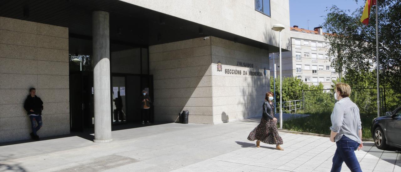 Acceso al edificio judicial donde se ubican los juzgados de lo Penal de Vigo.