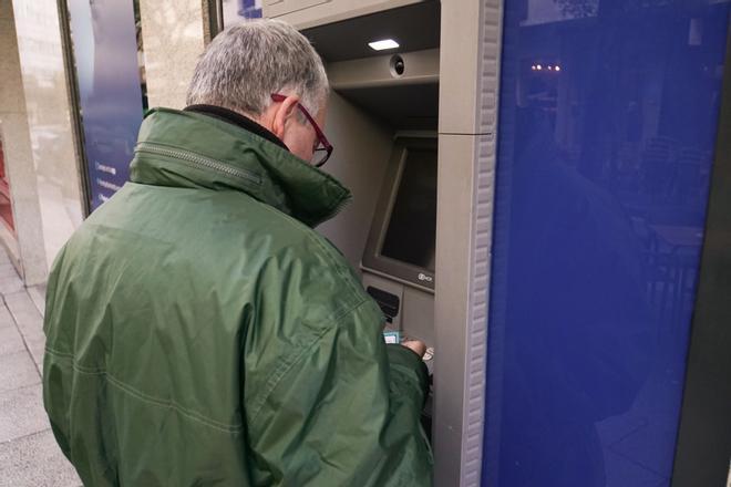 Comienza el pago de las pensiones de mayo: los dos bancos que ya las han ingresado y los que aún no
