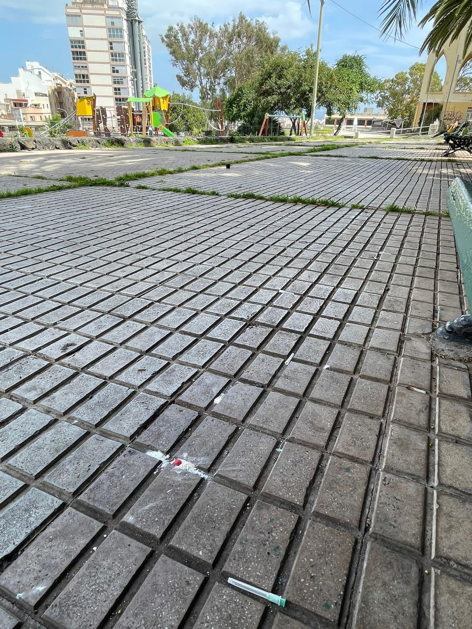 Jeringuillas junto a la zona infantil del parque Viera y Clavijo.