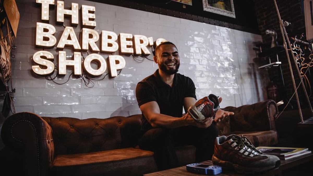 Yohan Rosario, barbero dominicano que revende zapatillas.