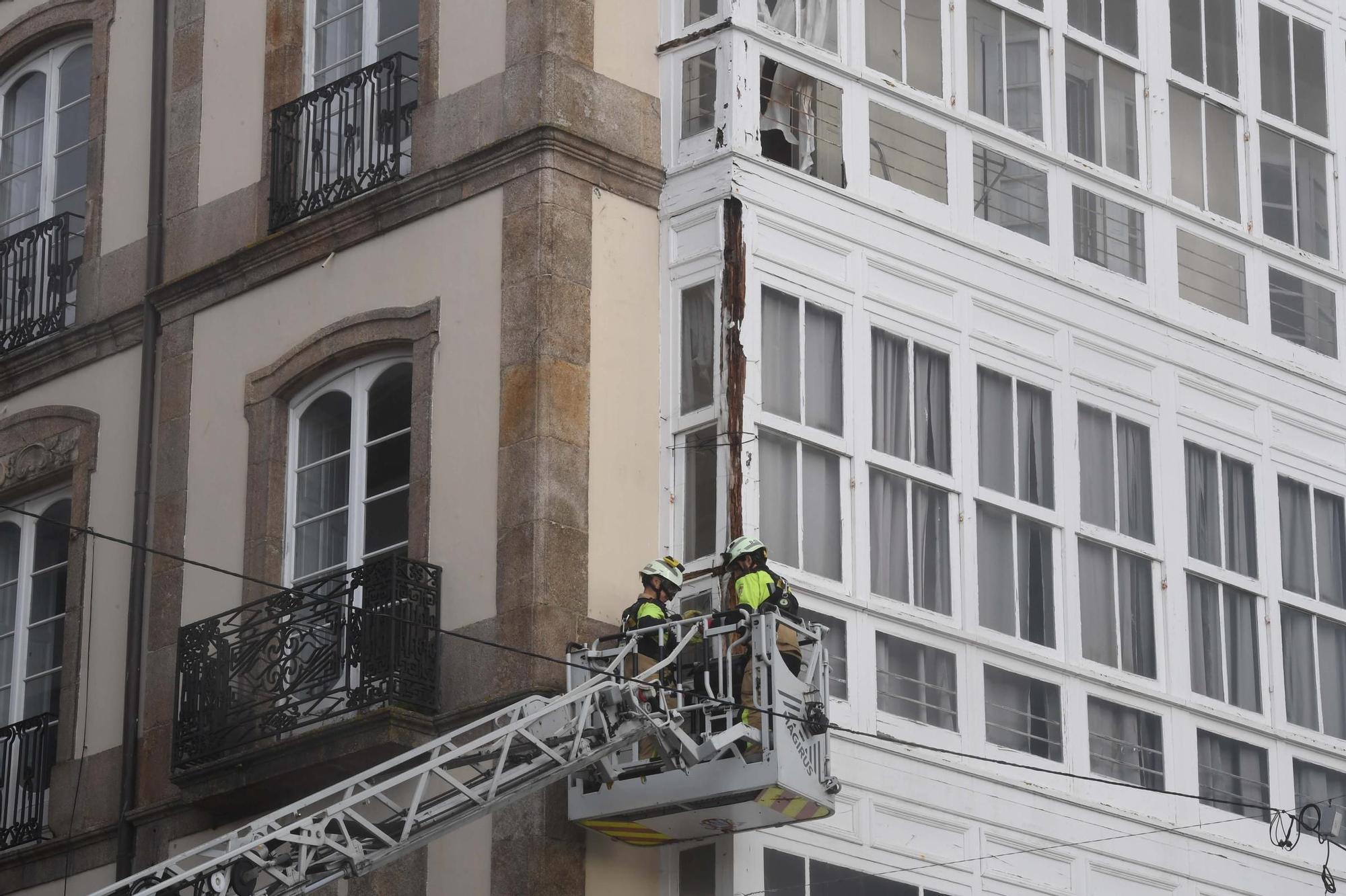 Un desprendimiento en un edificio de la Marina obliga a intervenir a los bomberos y al 092