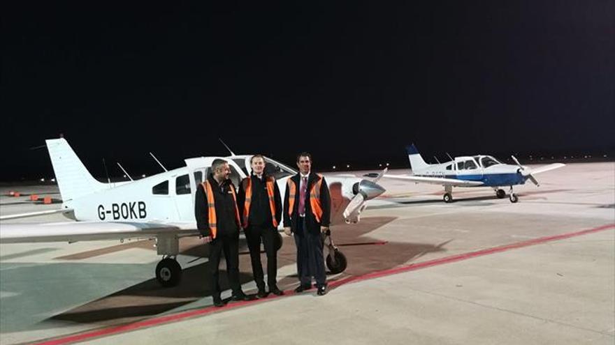 Una avioneta protagoniza el primer vuelo nocturno en el aeropuerto