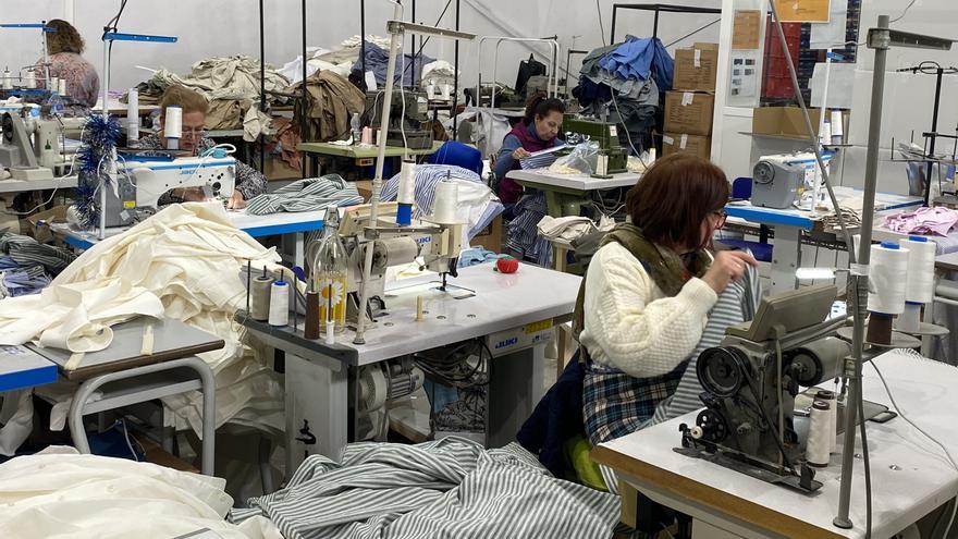 Crece la actividad empresarial del polígono industrial de Cuevas de San Marcos con una nueva fábrica textil