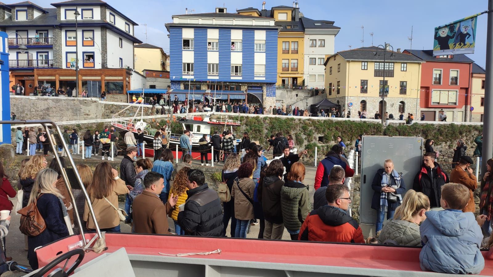 En imágenes: Rodaje de la nueva serie de Netflix en Puerto de Vega