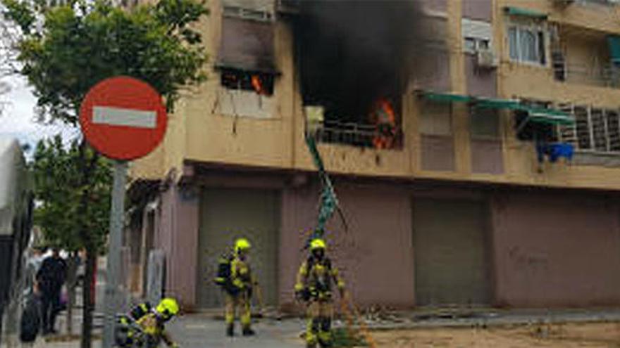 Arde un piso en Valencia alcanzado por un petardo