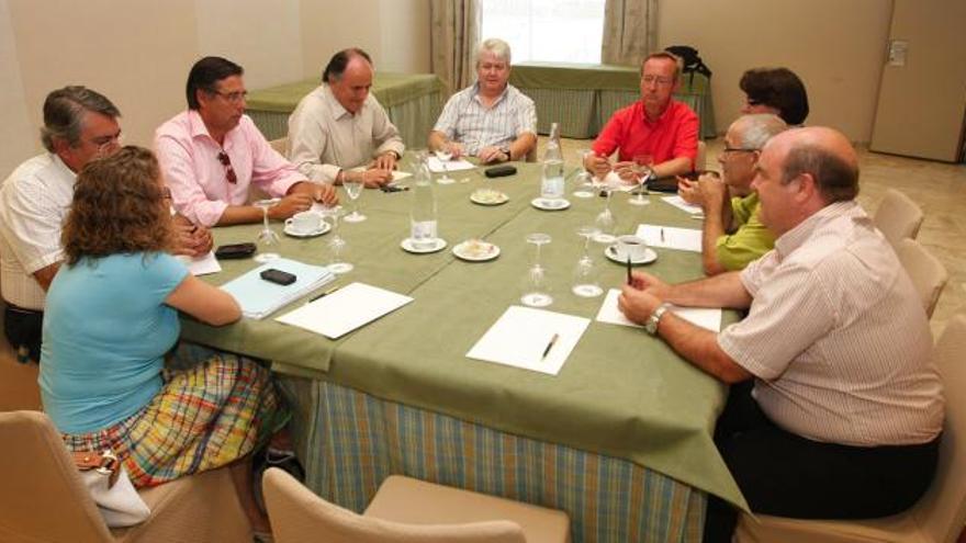 Reunión entre sindicatos y empresarios de la hostelería en el Parador de Golf.