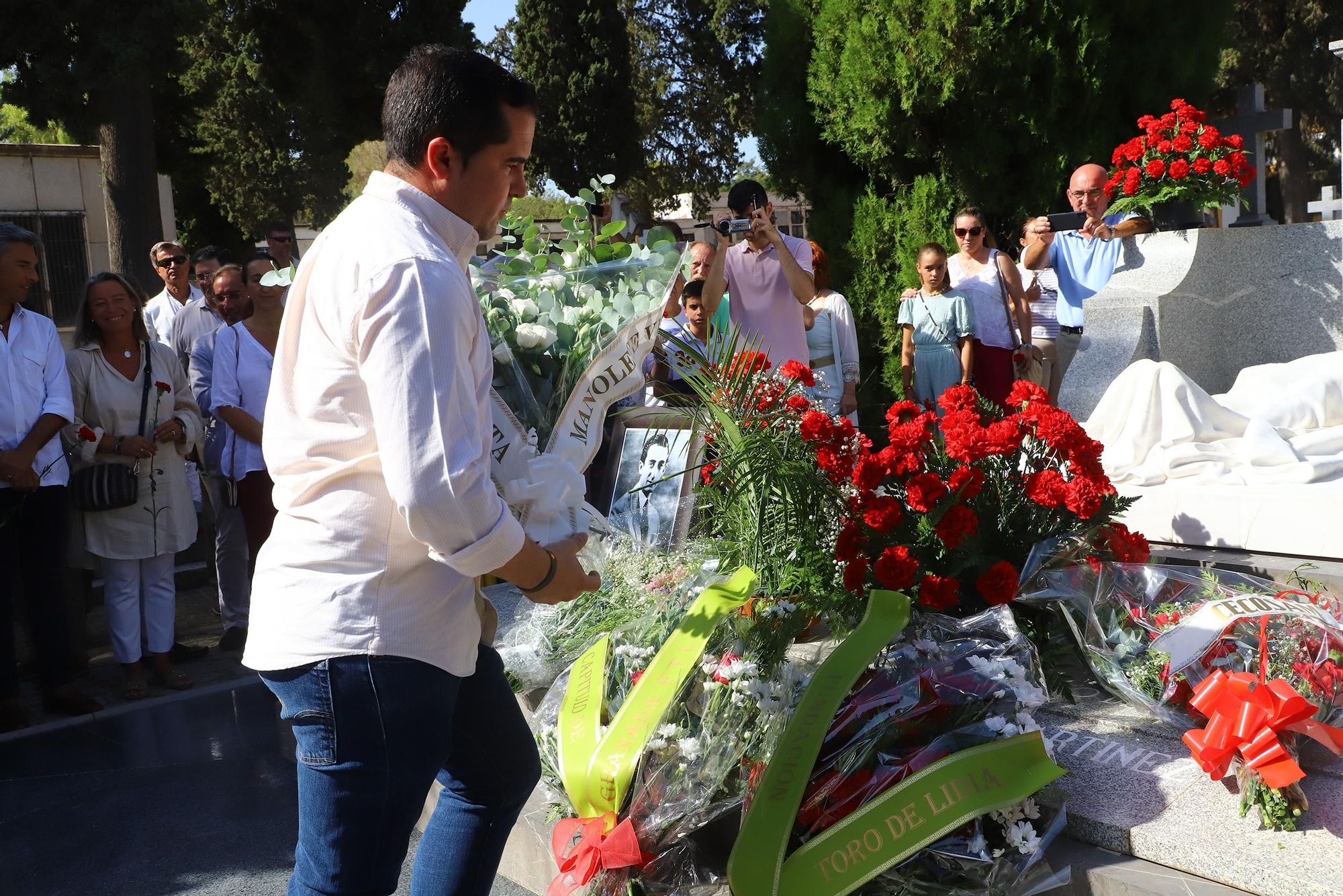 Ofrenda floral en el 75 aniversario de la muerte de Manolete