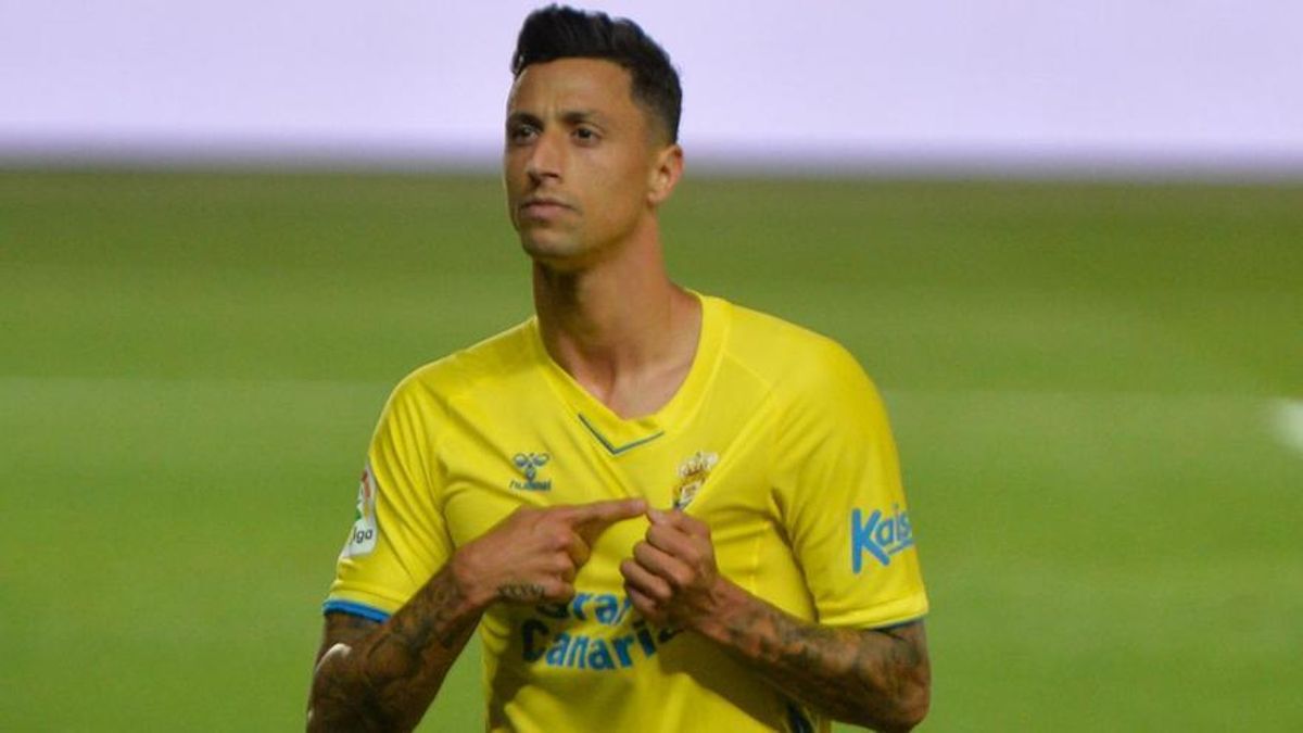 Maikel Mesa muestra el escudo de la UD en su etapa de amarillo.