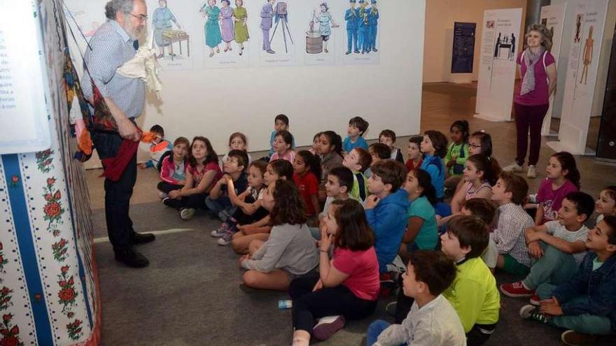 Alumnos del CEIP San Benito en la visita a la exposición sobre Barriga Verde en el Pazo. // Rafa Vázquez