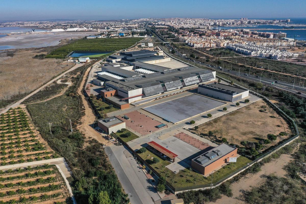 Vista aérea de la desaladora de Torrevieja. Al fondo el casco urbano. A la derecha la playa de Los Náufragos de donde se capta el agua del mar