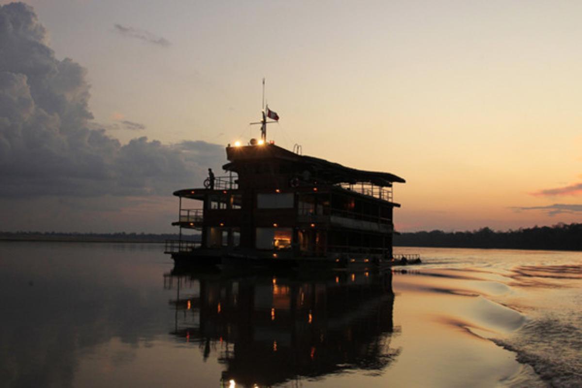 Un vaixell travessa el riu Marañón a la reserva nacional de Pacaya Samiria (Perú).