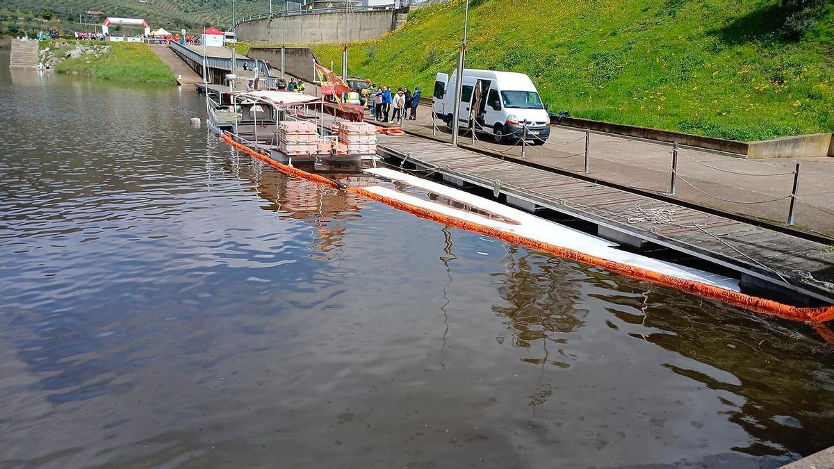 Barco hundido en el Duero en La Fregeneda (Salamanca) con un posible vertido de combustible