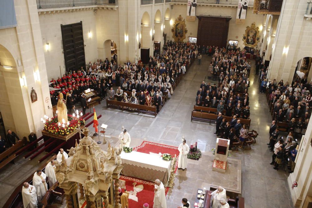 La Concatedral ha acogido hoy la solemne misa, presidida por el obispo Jesús Murgui, con motivo de San Nicolás, patrón de Alicante, según la organización.