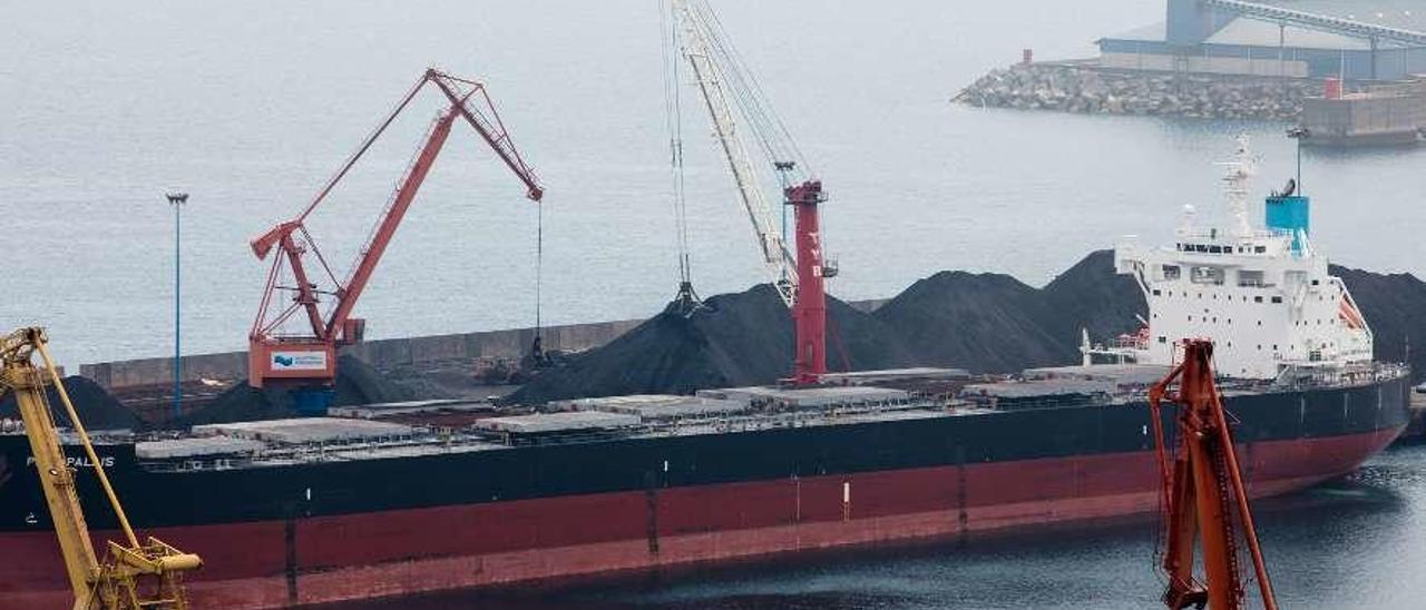 Desestiba de un barco de carbón para Natural Mining Resources en el muelle Ingeniero Olano.