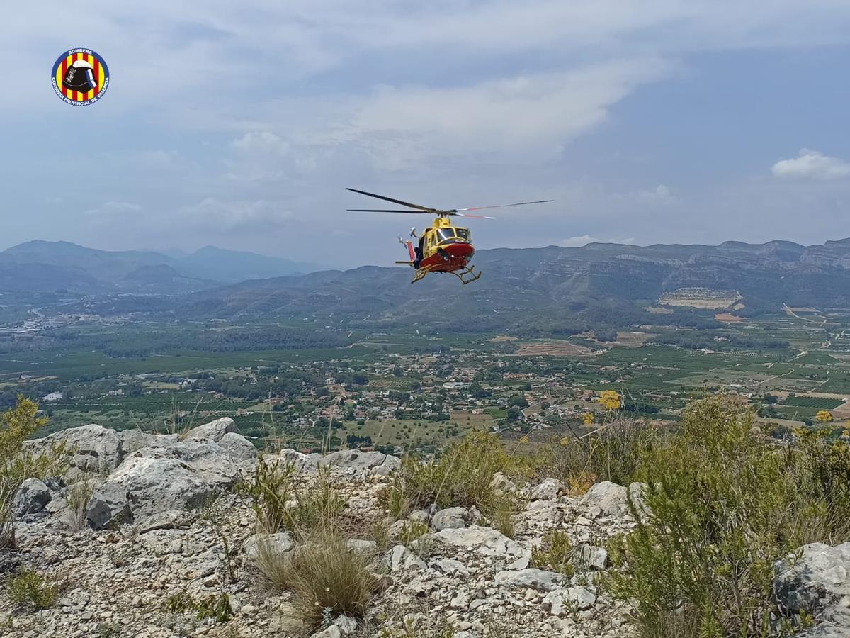 El helicóptero que ha trasladado al hombre a una zona segura.
