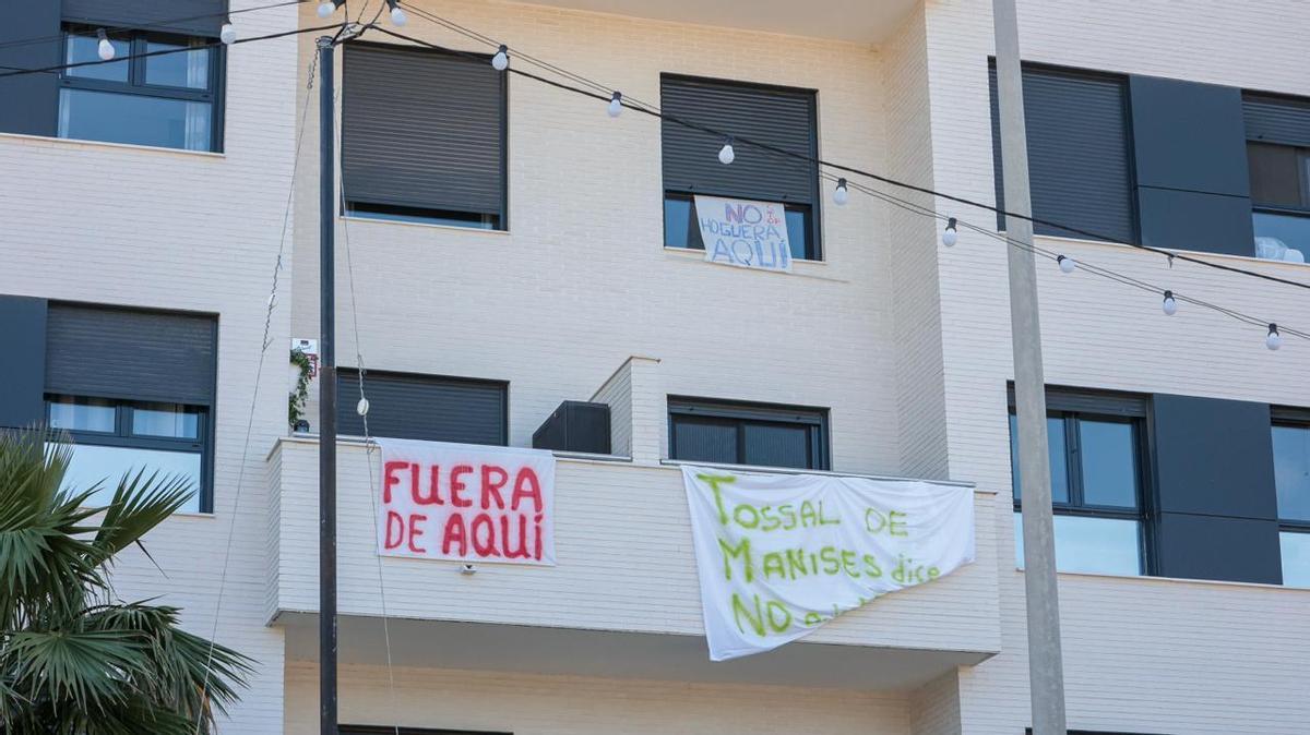 Pancartas en la Albufereta en protesta por la ubicación de la nueva hoguera