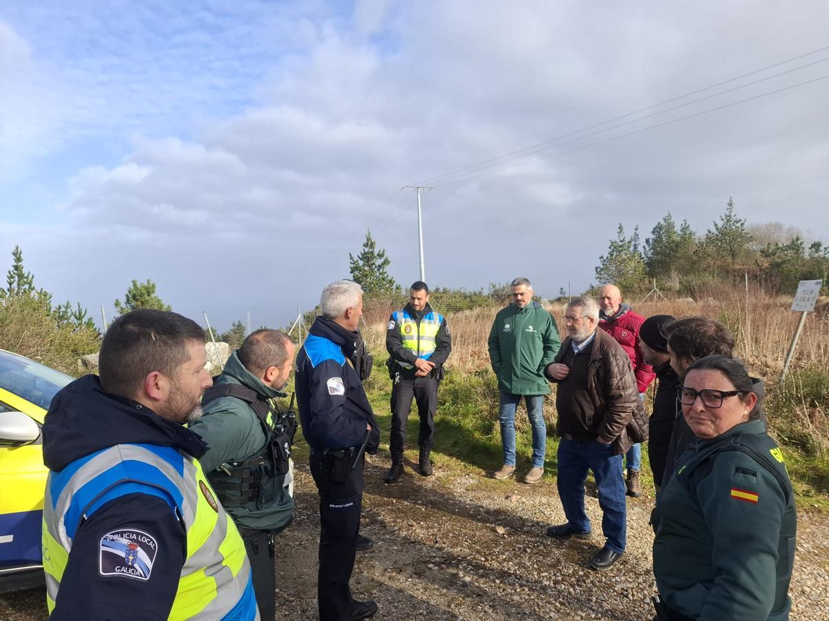 El alcalde de Carballo, Daniel Pérez, centro, con agentes y ediles en la zona de la escorrentía.
