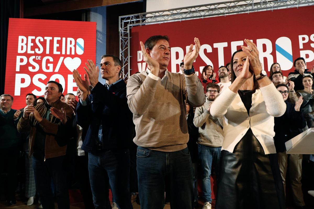 El residente del Gobierno, Pedro Sánchez, en un acto de precampaña en Lugo este sábado junto al candidato del PSdeG, José Ramón Gómez Besteiro.