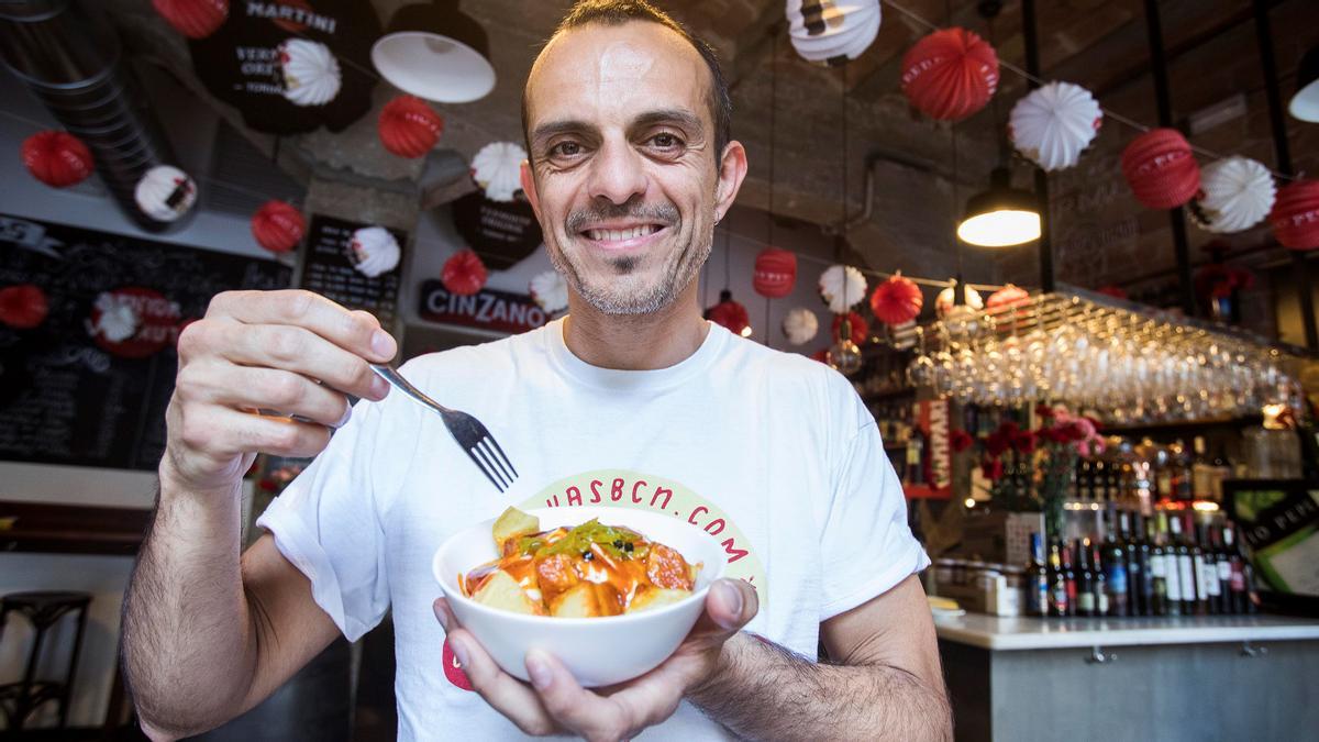 El experto en patatas bravas Edu González, creador de BravasBarcelona.