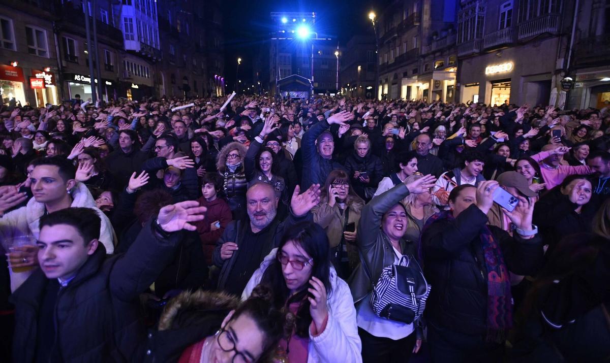 La orquesta París de Noia «disfraza» de discoteca la Porta do Sol de Vigo