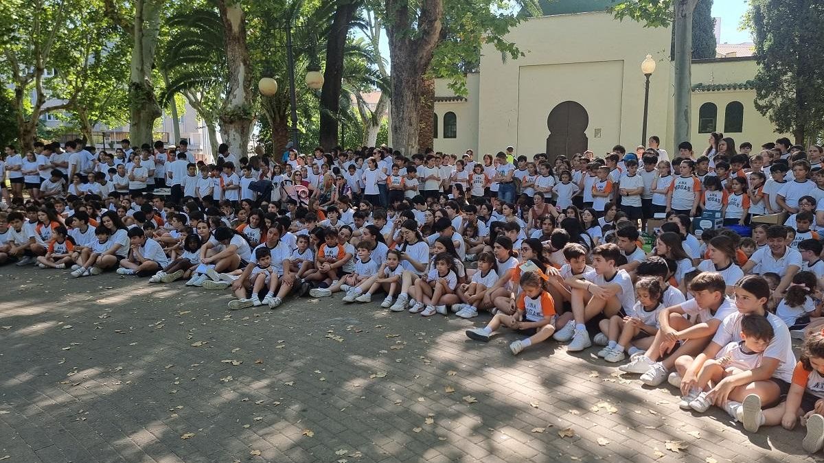 Alumnos, profesores y familias han participado en una serie de actividades al aire libre en la Plaza de Colón.