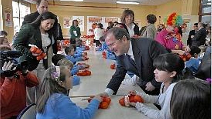 Alumnos del colegio Sanchis Yago saludan al conseller.