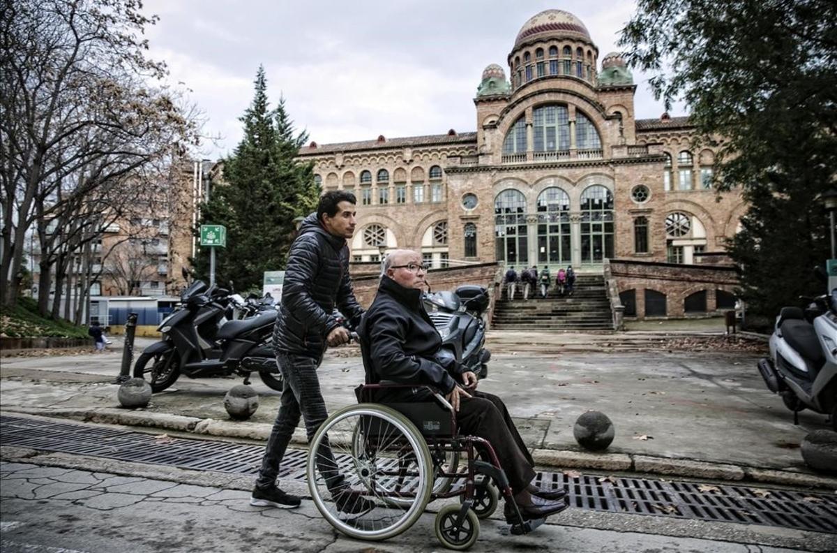 Otman y Joan saliendo del Hospital de Sant Pau, este martes.