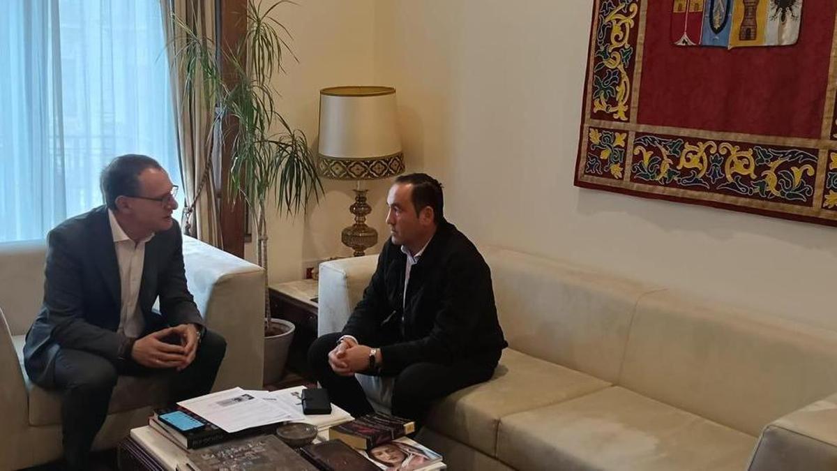 Un momento del encuentro entre Ángel Blanco y Andréz González.