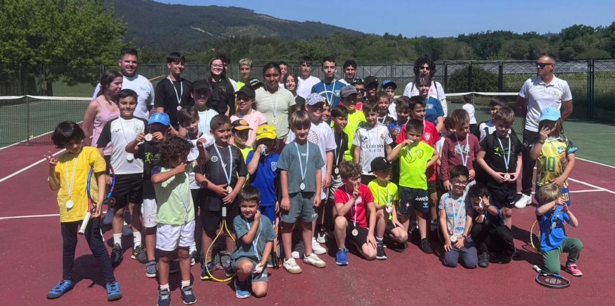 Los participantes en el torneo escolar benéfico de tenis de Tomiño. | FDV