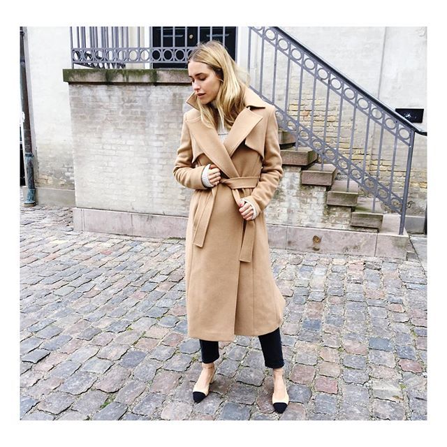 Pernille Teisback con look camel