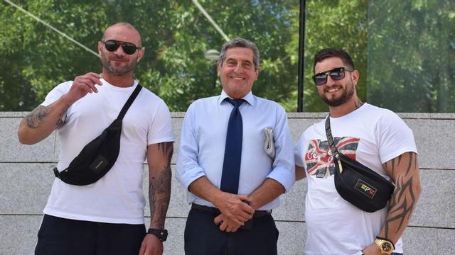 El abogado Emilio Sánchez, flanqueado por los dos detenidos y posteriormente puestos en libertad. | C.NAVARRO
