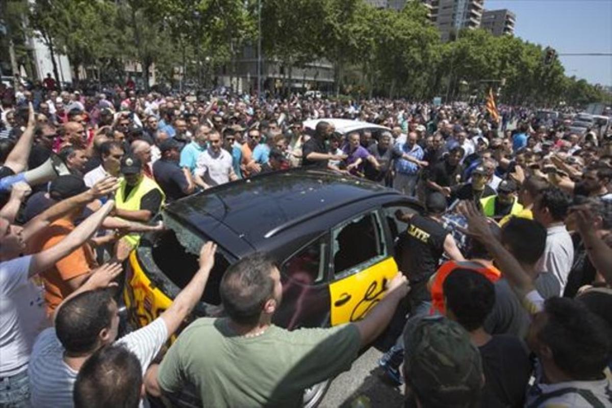 Membres d’Élite, en una agressió a un taxi que no va seguir la vaga convocada l’11 de juny del 2014. Membres d’Élite, en una agressió a un taxi que no va seguir la vaga convocada l’11 de juny del 2014.