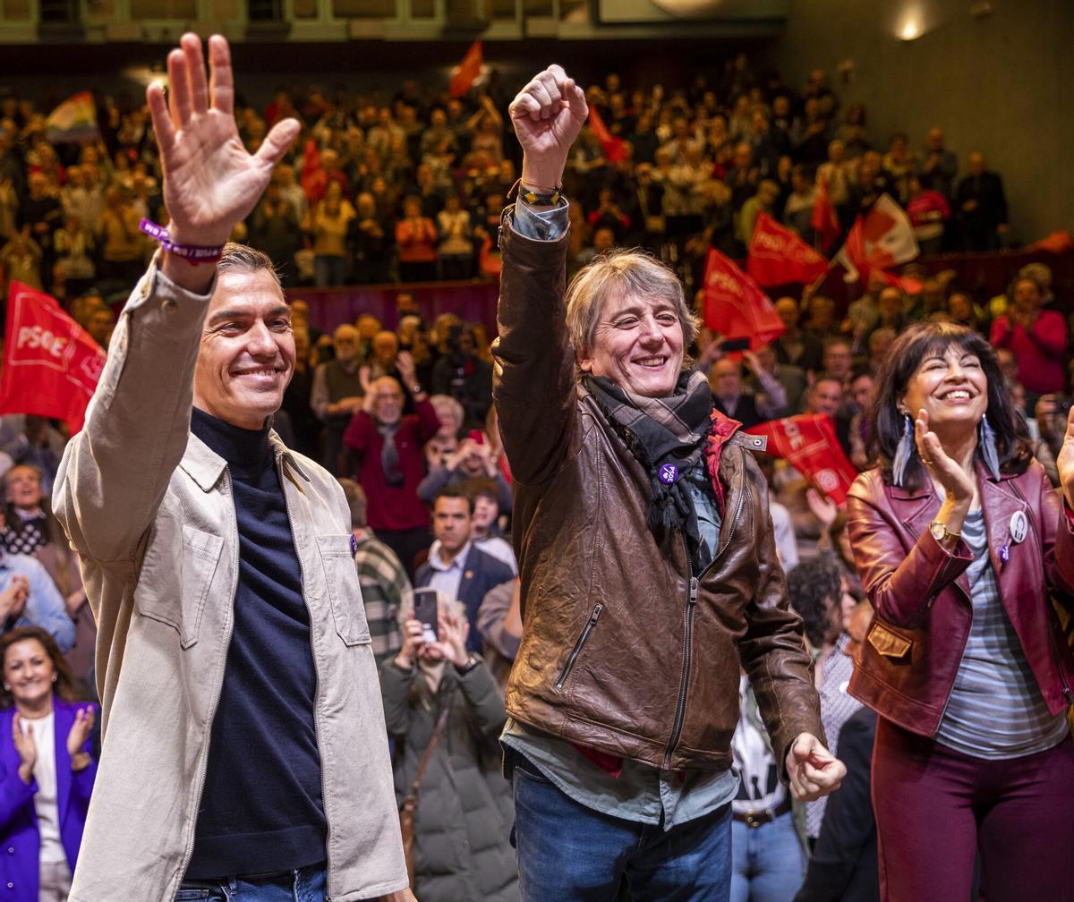Pedro Sánchez y el candidato en Castilla y León, junto a la ministra de Igualdad, Ana Redondo en un mitin en Soria la pasada semana.
