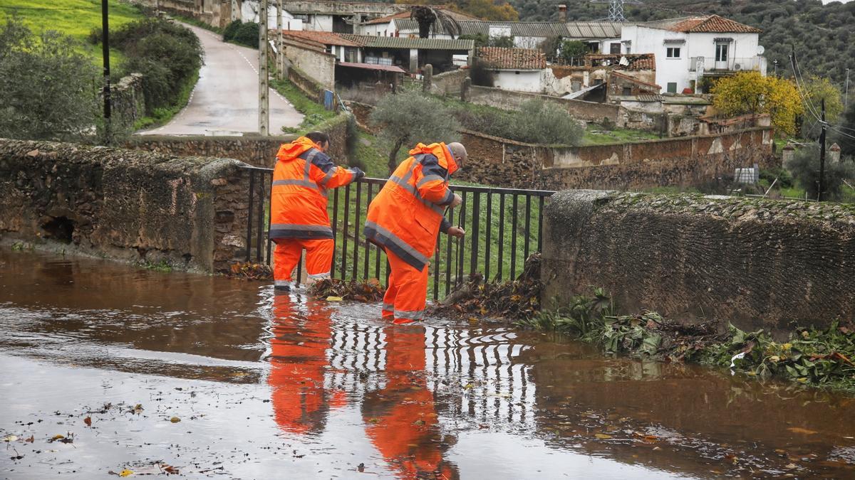 Operarios trabajan para dejar paso al agua acumulada en Aguas Vivas.