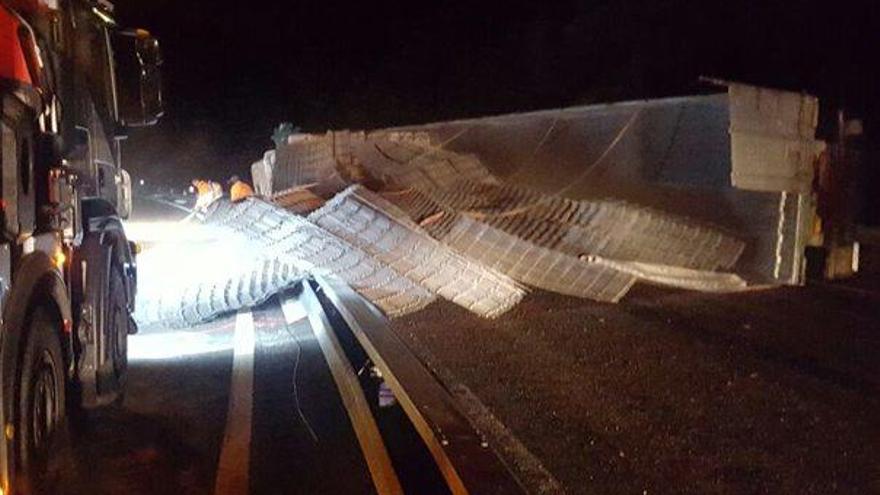 Imatge del camió bolcat, ahir al vespre a l&#039;eix del Llobregat, a prop del túnel de Cercs