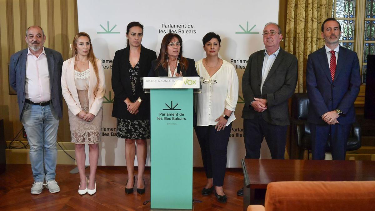 Manuela Cañadas, junto a los seis diputados de Vox, ayer en su primera rueda de prensa como portavoz del grupo parlamentario. | M.A.BORRÀS/EFE