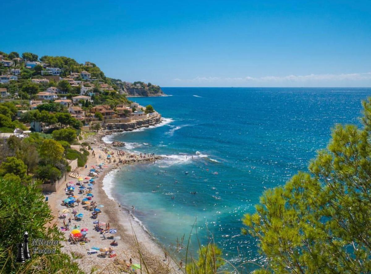 La cala del Baladrar ya presentaba esta mañana una notable afluencia de bañistas