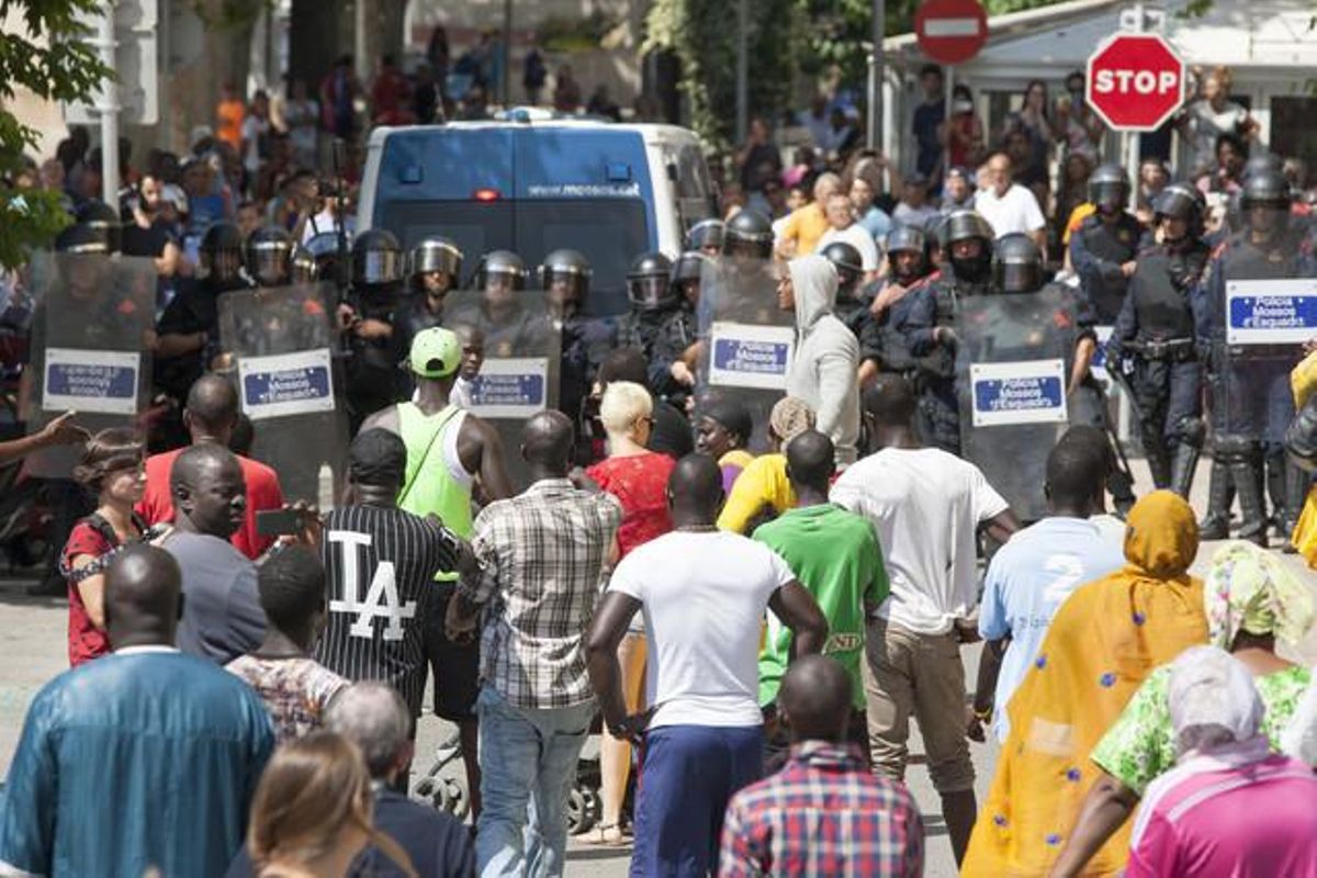 Altercats entre la comunitat senegalesa a Salou i els Mossos d’Esquadra per la mort d’un immigrant durant una batuda policial contra el ’top manta’.