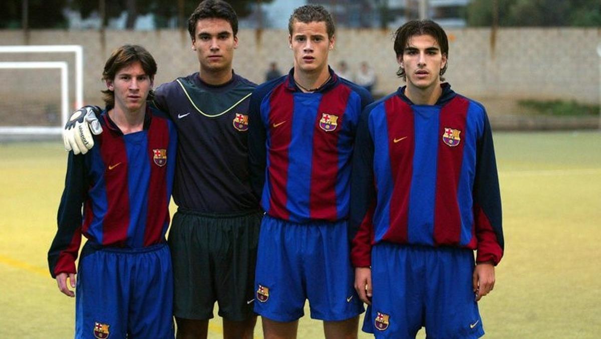 Messi, Ginard, Riera y Gómez posan con el juvenil del Barça tras el viaje a Oporto.
