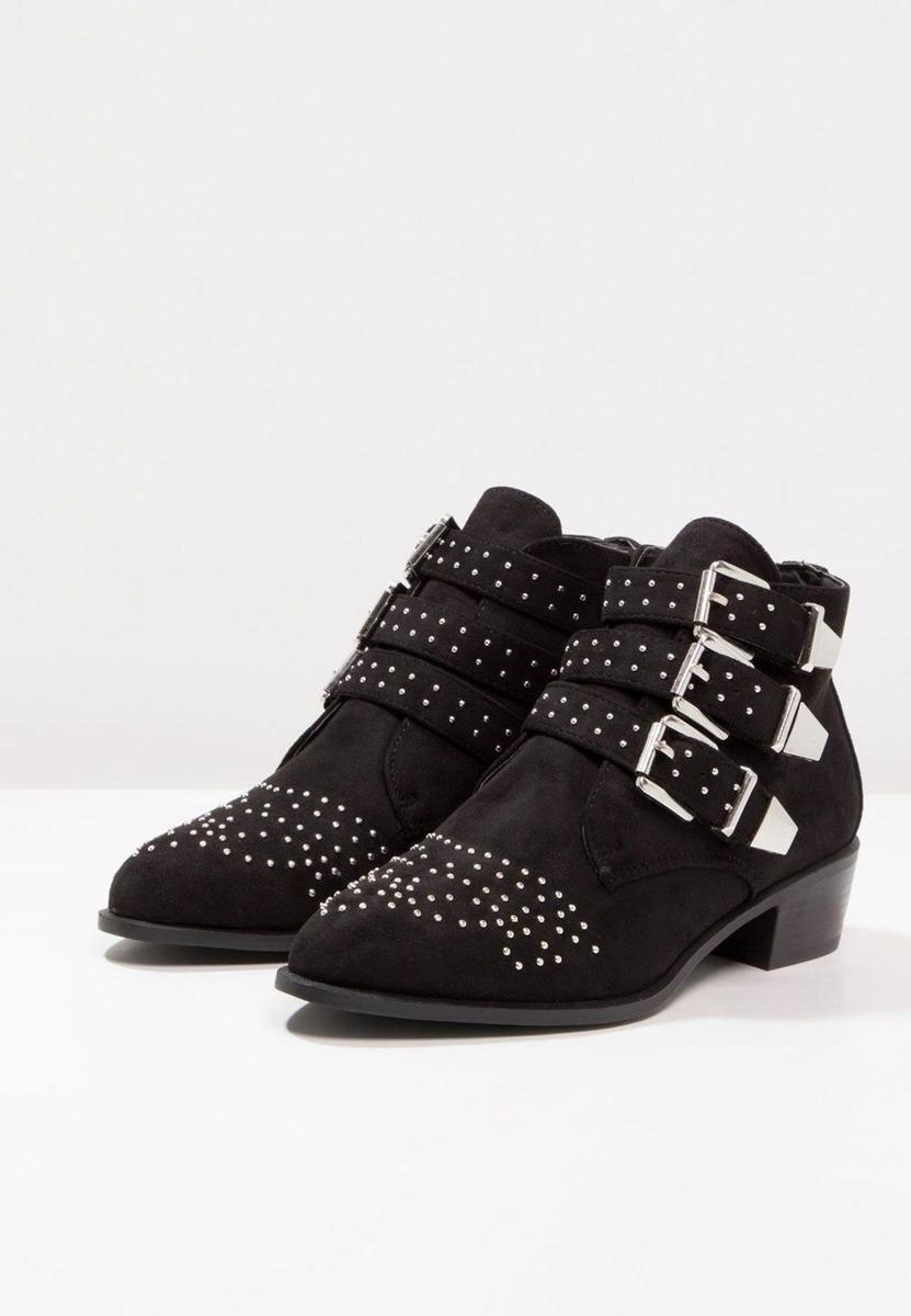 Botines bajos con tachuelas de Zalando. (Precio rebajado a 35,95 euros)