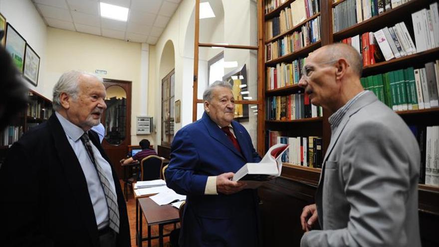 Carmelo Casaño cede sus libros a la biblioteca del Círculo de la Amistad