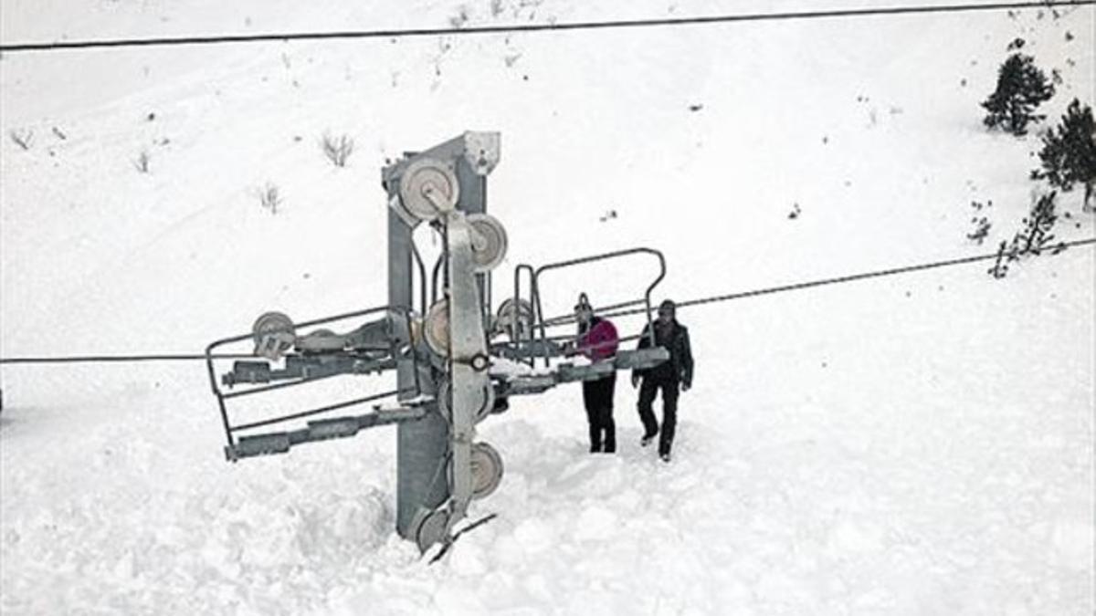 Imagen del remontador de Tavascán dañado por la avalancha.