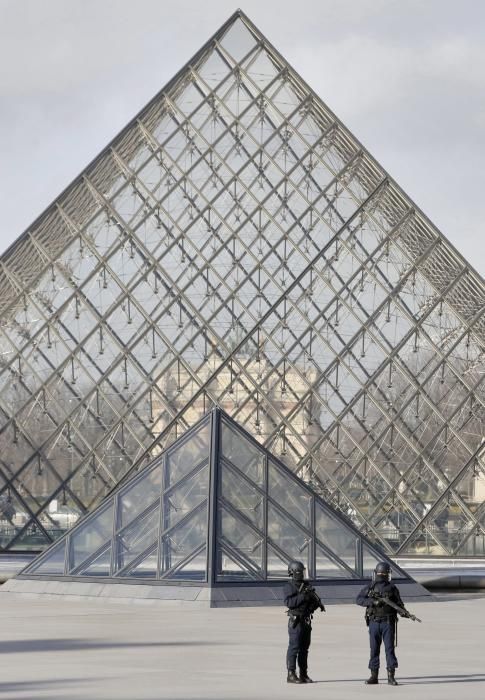 Atac a l'exterior del museu del Louvre