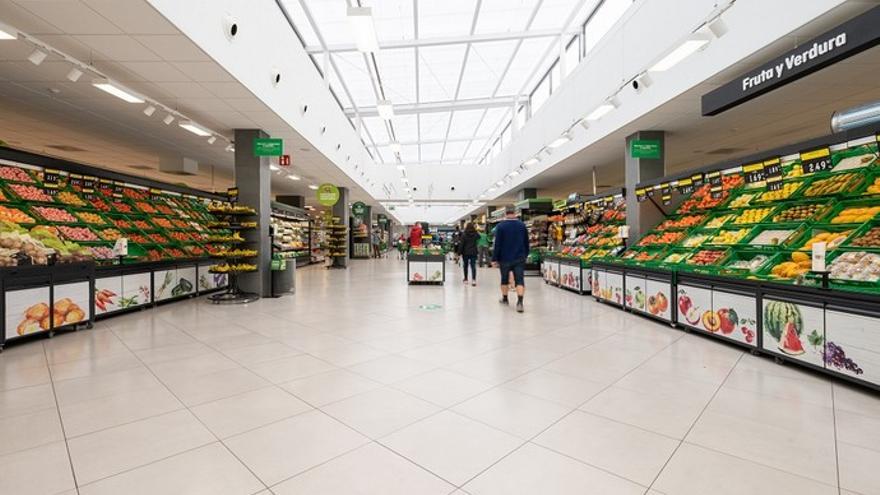 Un gran patio de luz central permite a la tienda ser más sostenible (Arona)