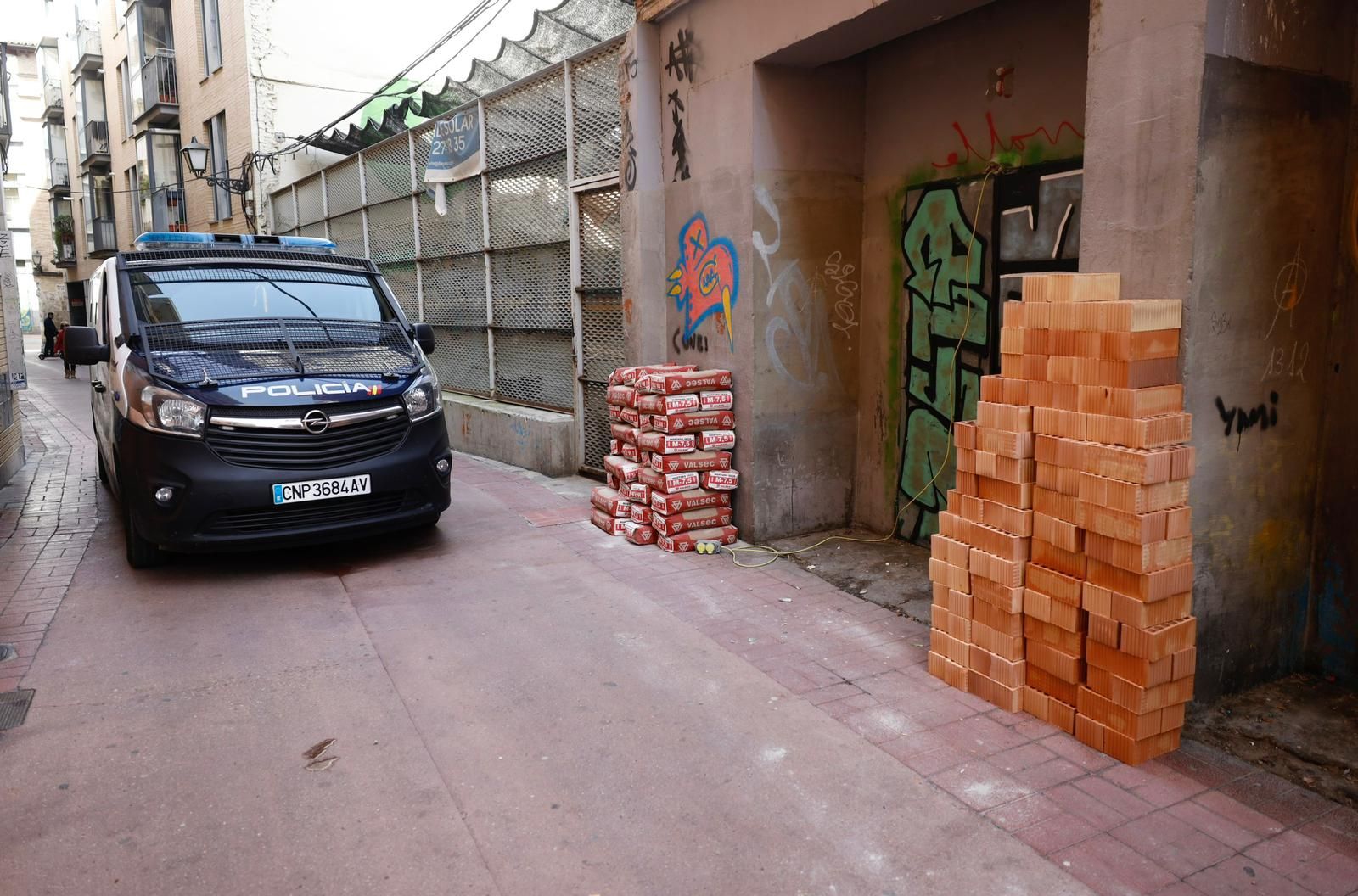 Así ha sido el desalojo de una vivienda en la calle de Don Teobaldo en Zaragoza