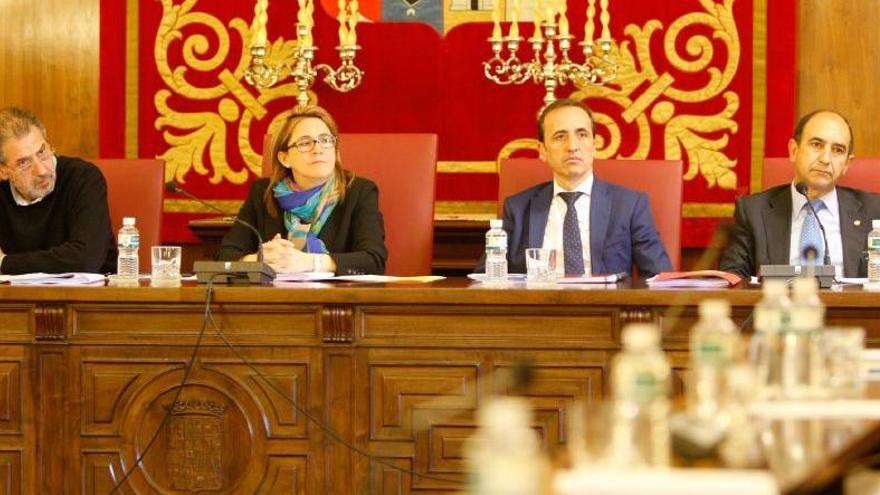 Dúo, Martín Pozo, Prieto Calderón y Tomás, en el Pleno.